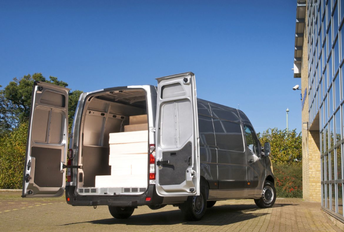 Nissan NV400 van, carico con portelloni aperti - 07