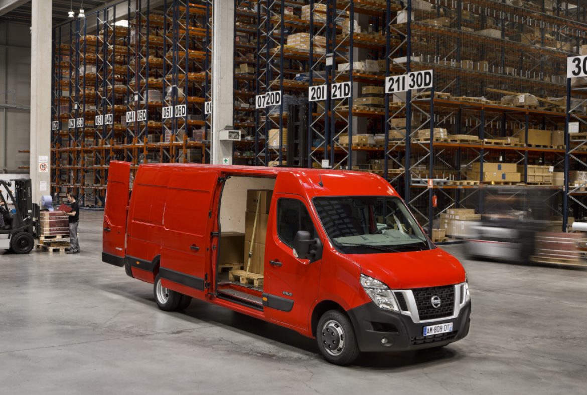 Nissan NV400 van , tre quarti anteriore postellone aperto- 16