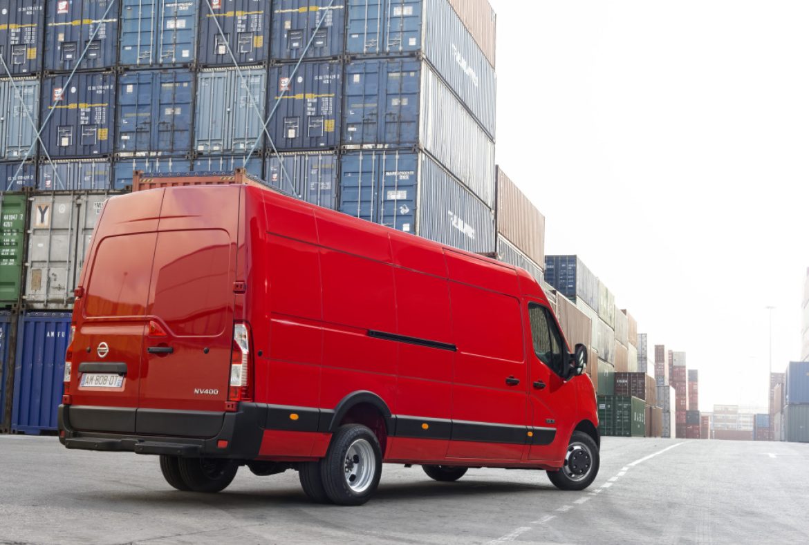 Nissan NV400 van, tre quarti posteriore- 18