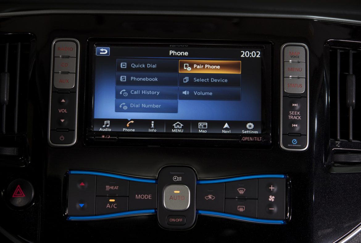 Nissan eNV200, display LCD e comandi-07