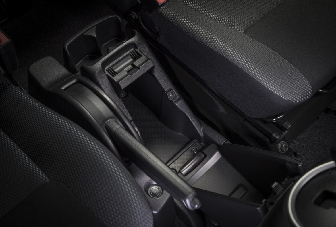 Nissan eNV200, freno a mano e vano portaoggetti-08