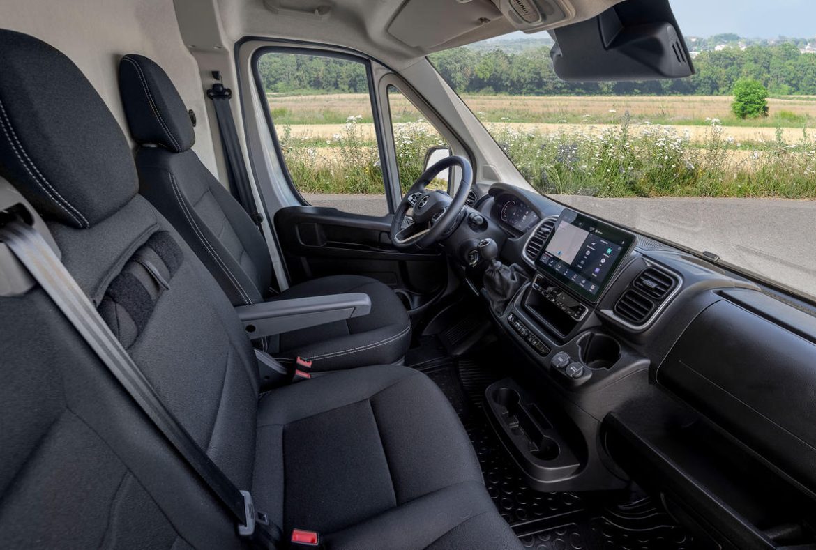 Opel Movano furgone 2024, interno abitacolo-10