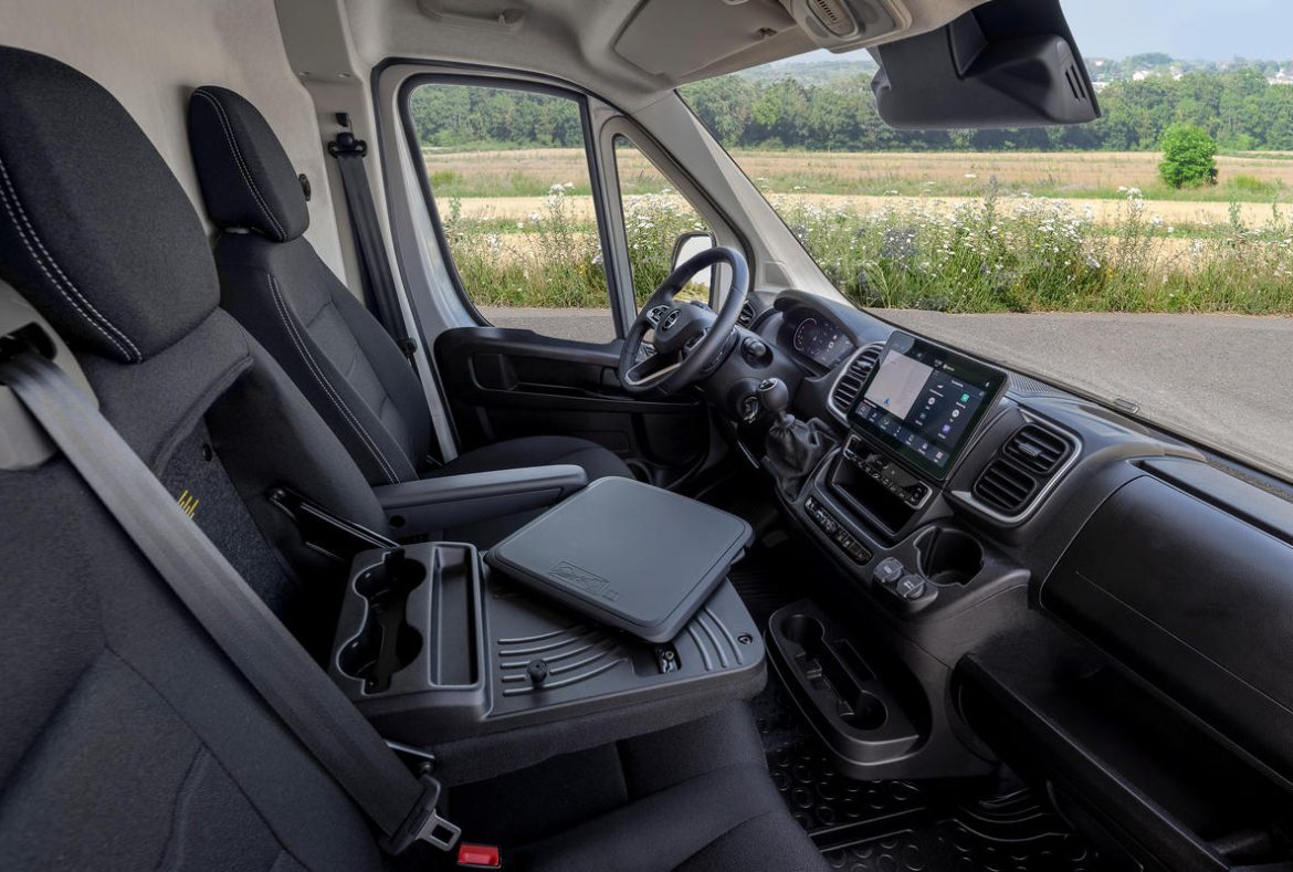 Opel Movano furgone 2024, interno abitacolo- 11