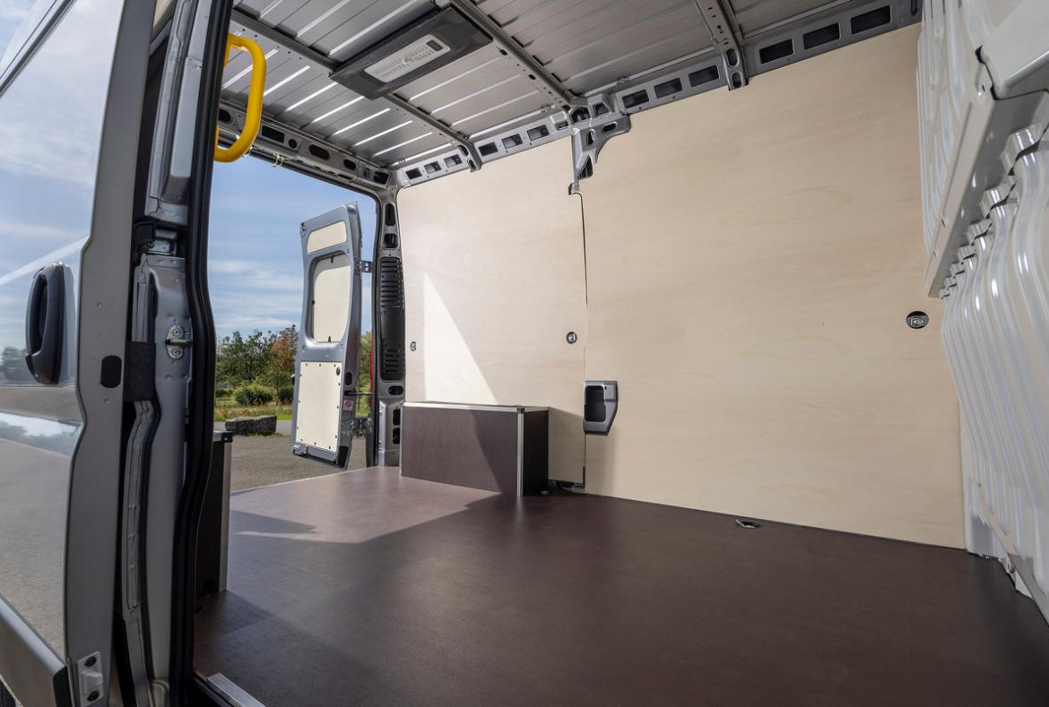 Opel Movano furgone 2024, portellone laterale di carico02