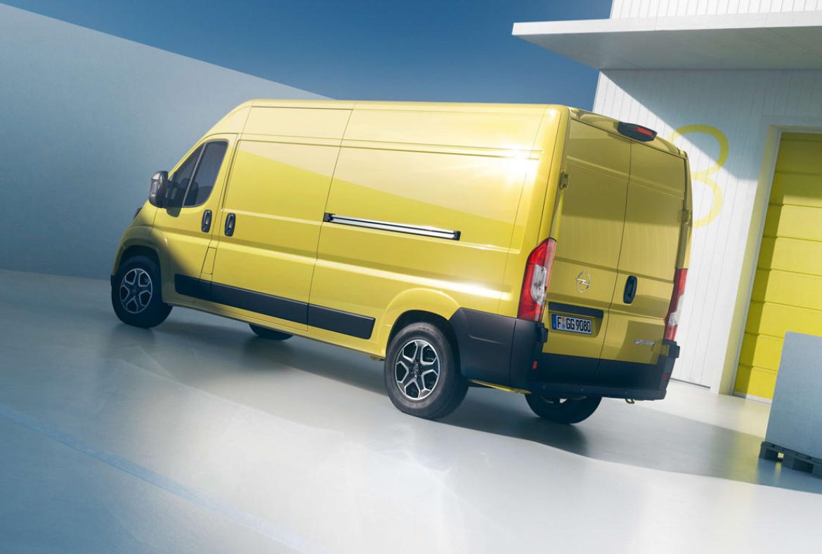 Opel Movano furgone 2024, tre quarti posteriore-01