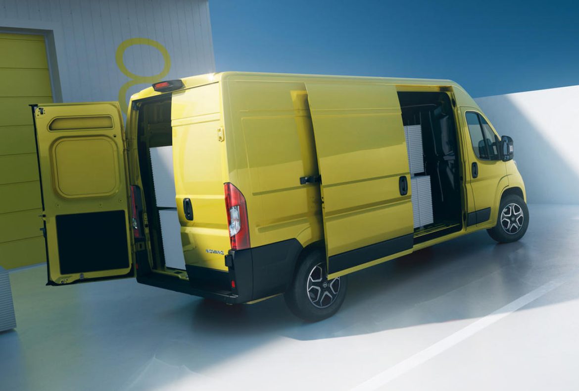 Opel Movano furgone 2024, tre quarti posteriore-13