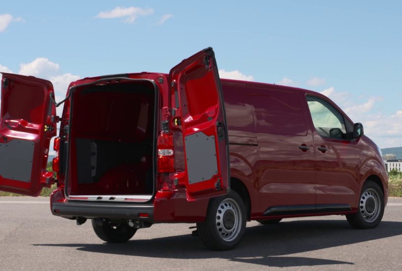 Opel Vivaro tre quarti posteriore 2