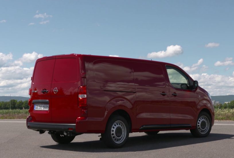 Opel Vivaro tre quarti posteriore