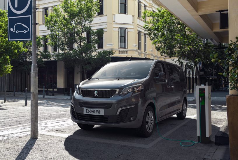 PEUGEOT-e-TRAVELLER-elettrico-fino-9-posti