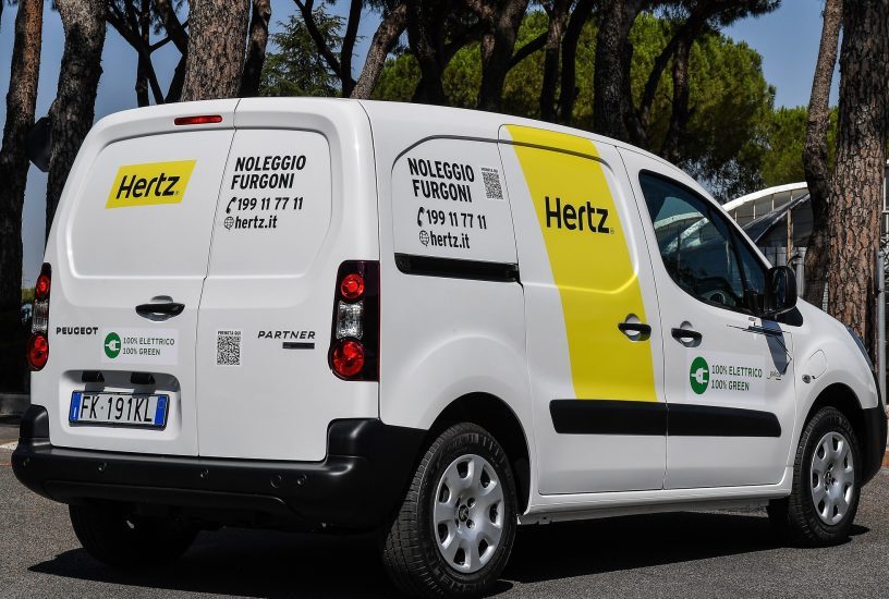 peugeot-partner-full-electric-hertz-tre-quarti-posteriore