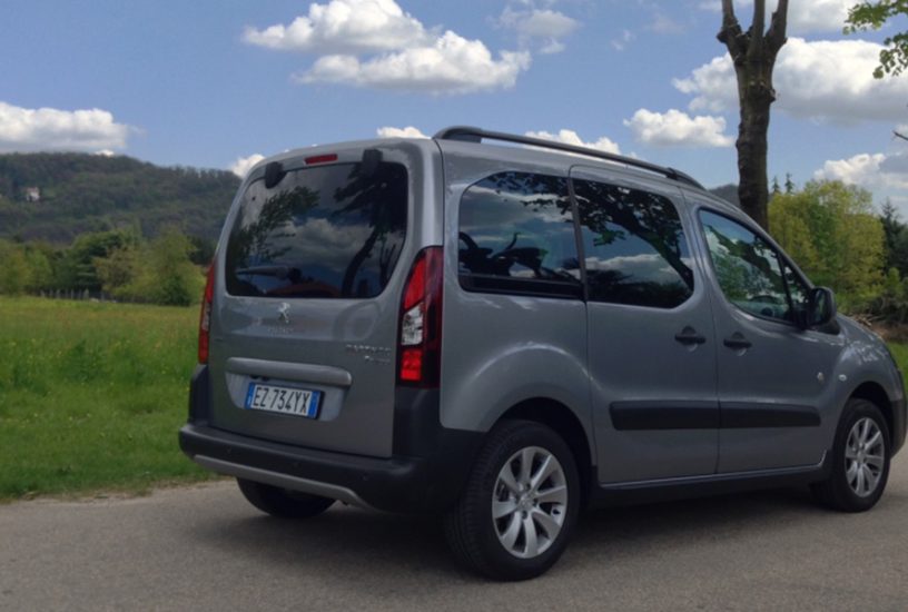 Peugeot Partner prova tre quarti posteriore