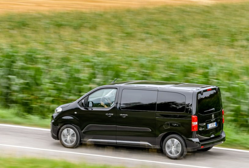 Peugeot Traveller BlueHDi 120 vista dall'alto