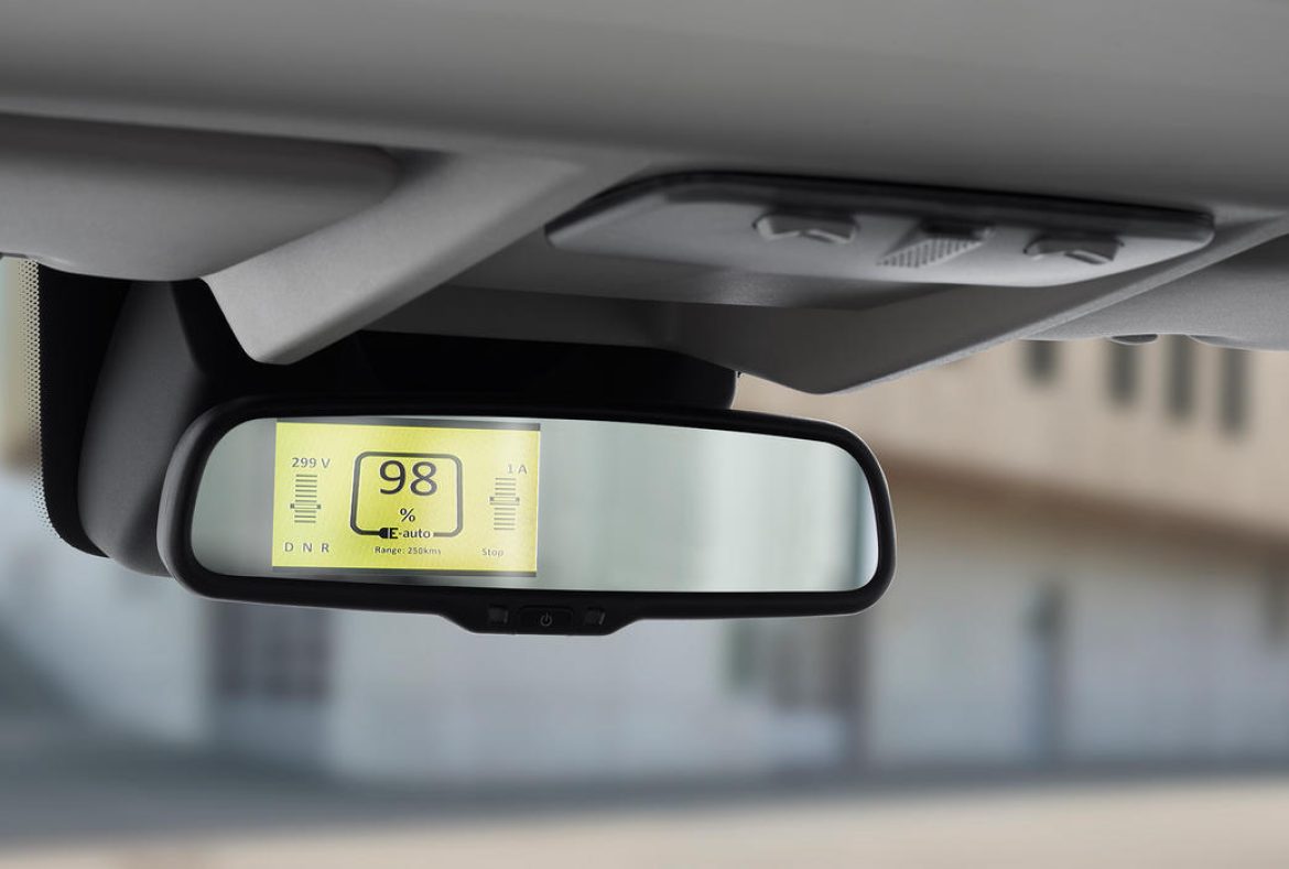 Specchietto retrovisore con display che riporta informazioni essenziali sullo stato della batteria: Percentuale di carica della batteria, autonomia in chilometri e altro.