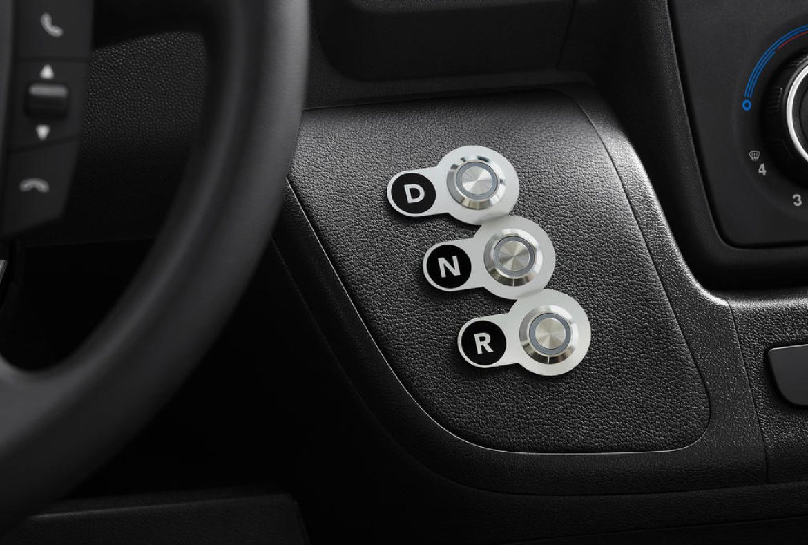 Al posto del comando manuale del cambio, tre pulsanti permettono di selezionare la modalità di guida: D avanti, N folle e R retromarcia.