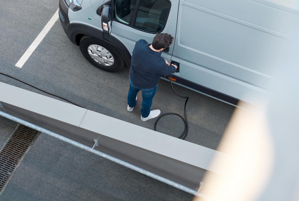 Peugeot eBoxer Furgone elettrico -09