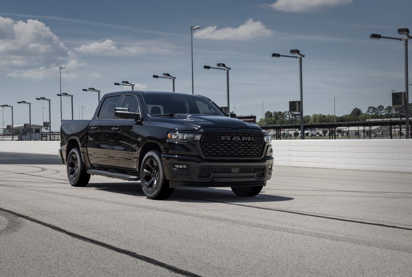 2026 Ram 1500 Black Express with HEMI® V-8 front 3/4