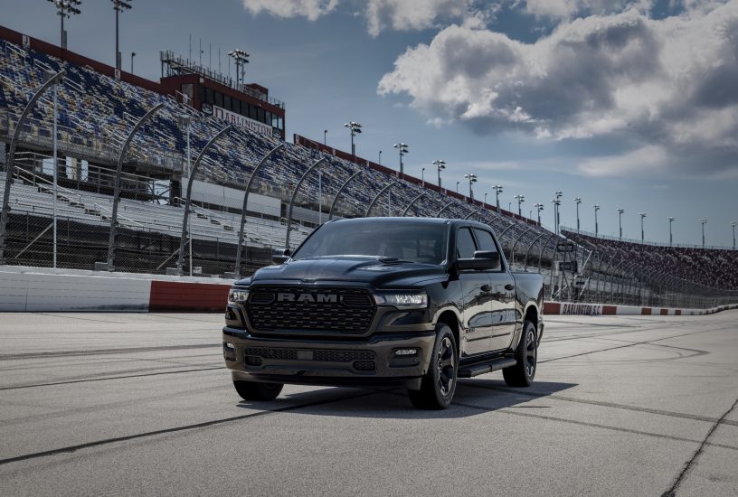 2026 Ram 1500 Black Express with HEMI® V-8 front 3/4