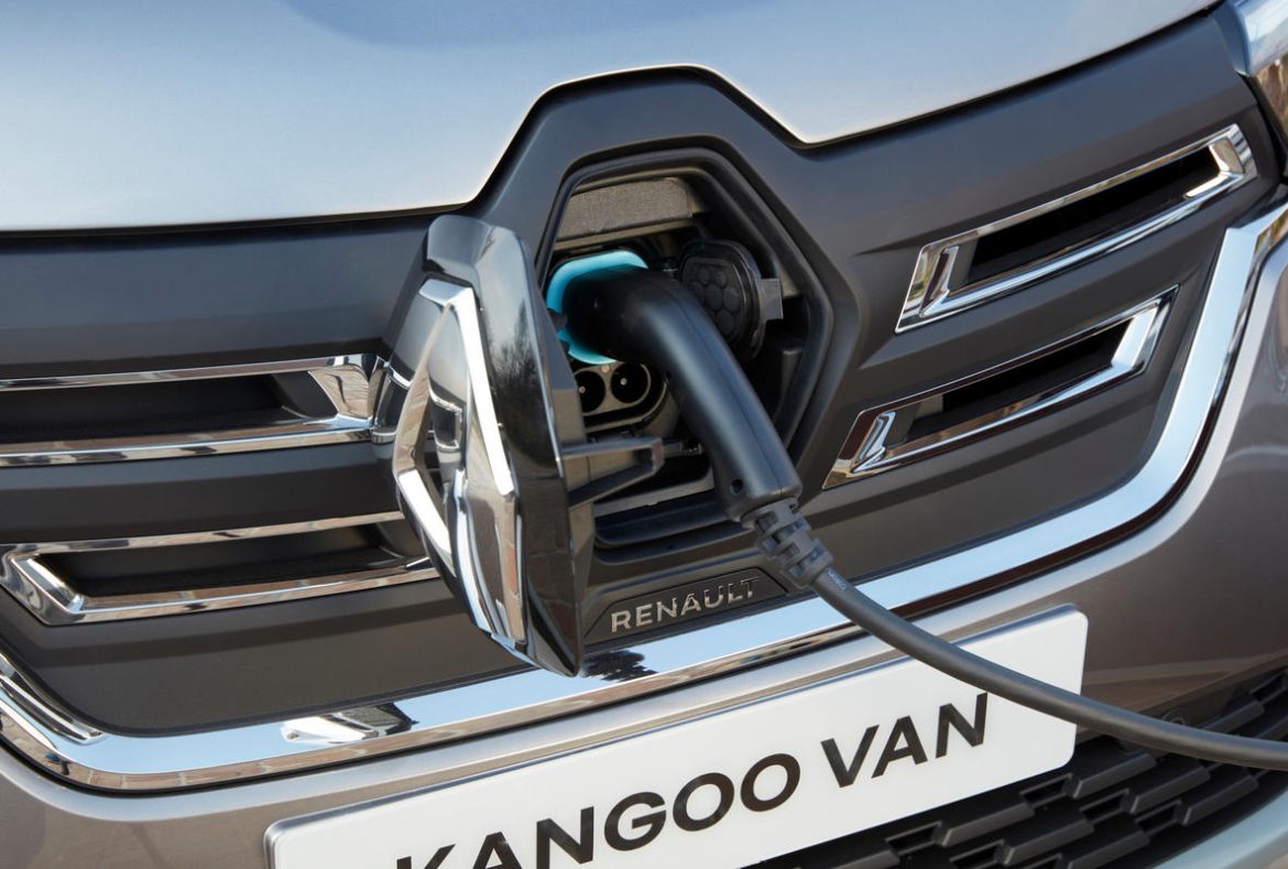 Renault Kangoo Van E_Tech elettrico, presa di ricarica sotto il logo - 02