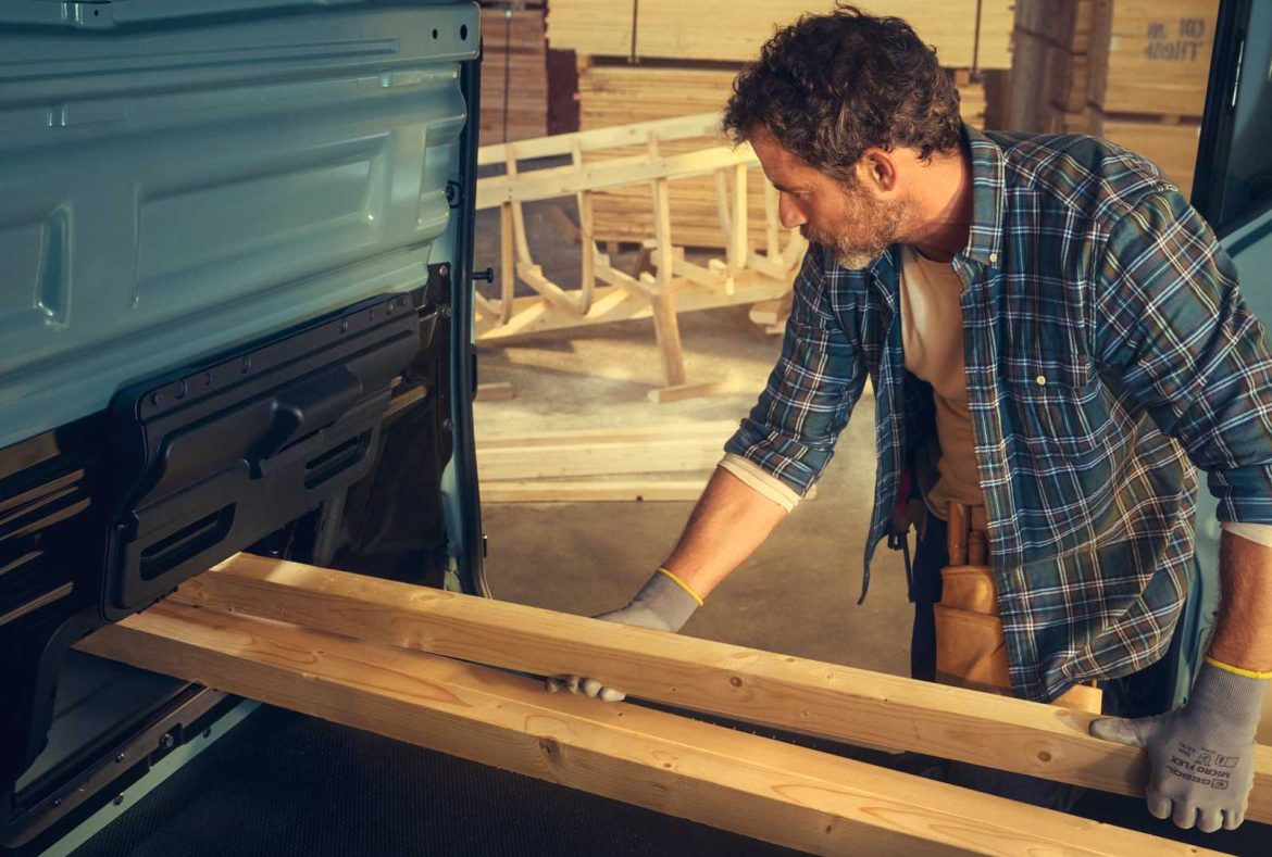 Renault Trafic Van 2022, accesso a intercapedine sotto il sedile del passeggero - 08