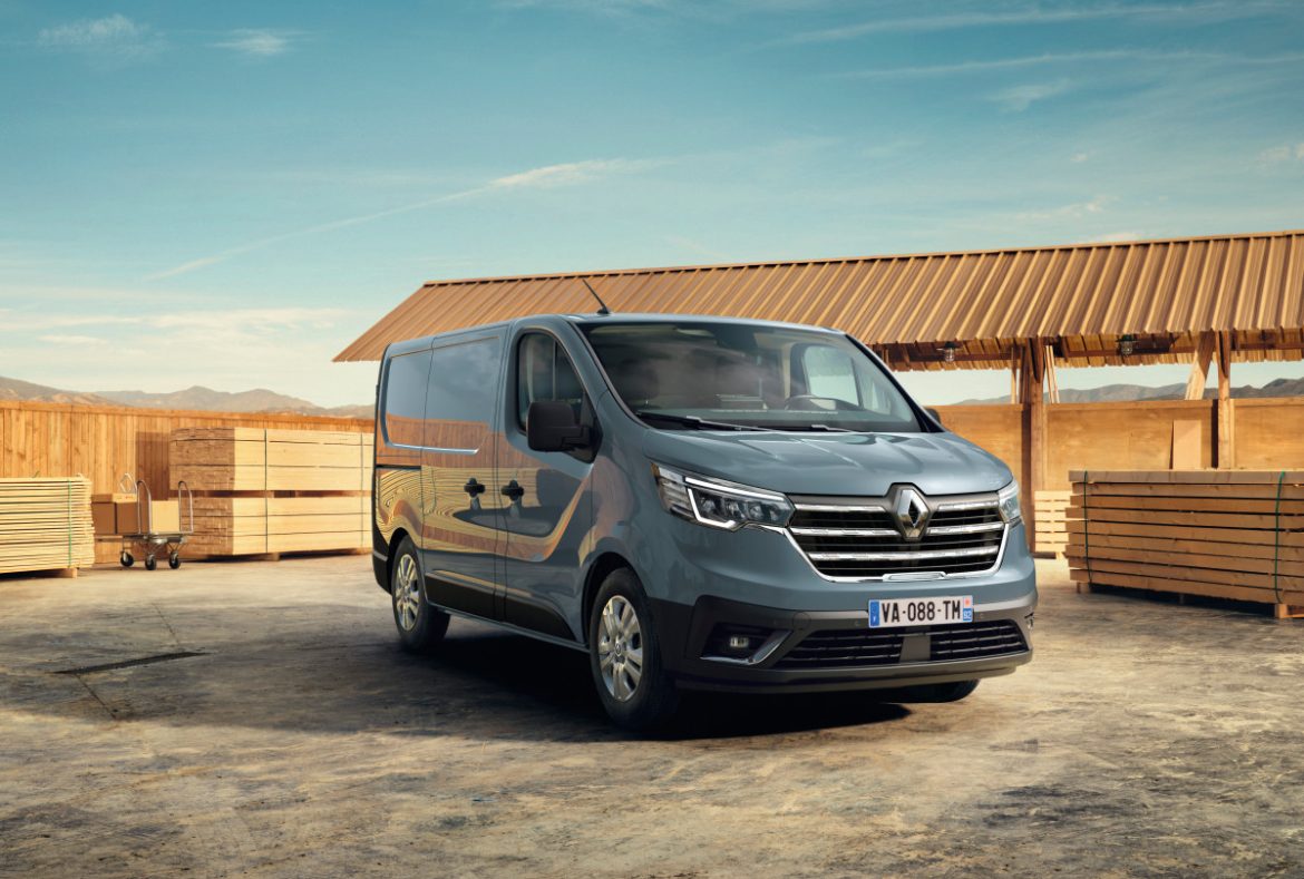 Renault Trafic Van 2022 tre quarti anteriore- 01