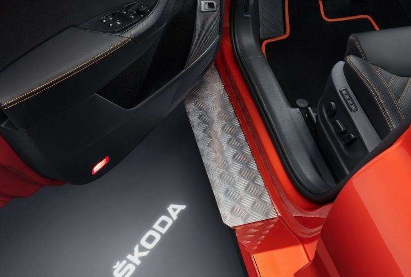 Skoda Mountiaq Concept logo Skoda illuminato