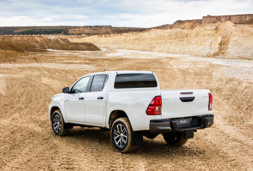 Toyota Hilux 2019 tre quarti posteriore