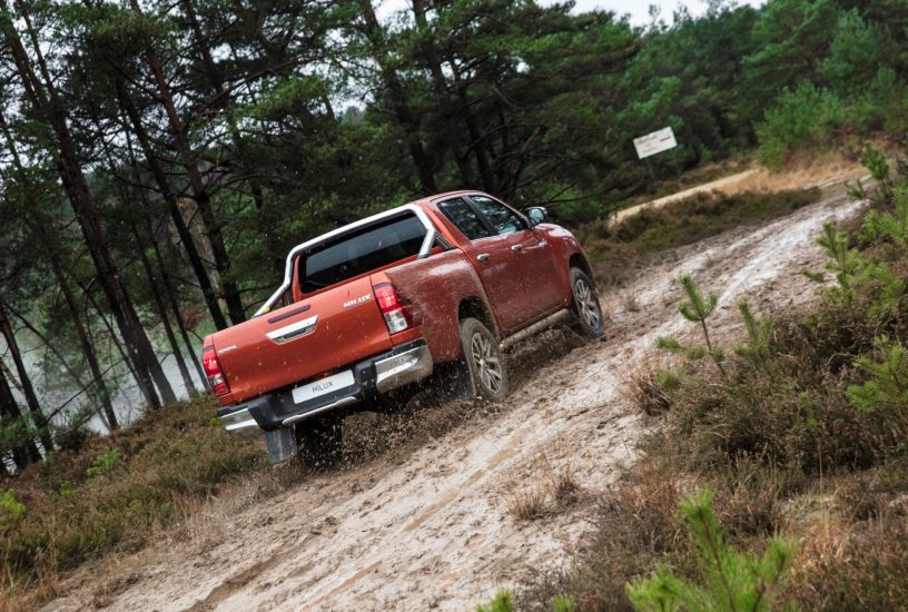 Toyota Hilux Executive+ tre quarti posteriore