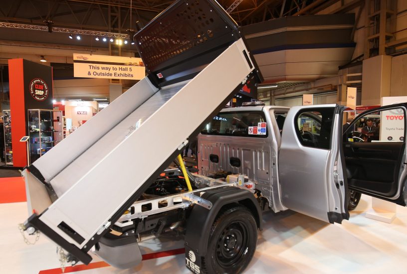 toyota-hilux-tre-quarti-posteriore-birmingham-2017