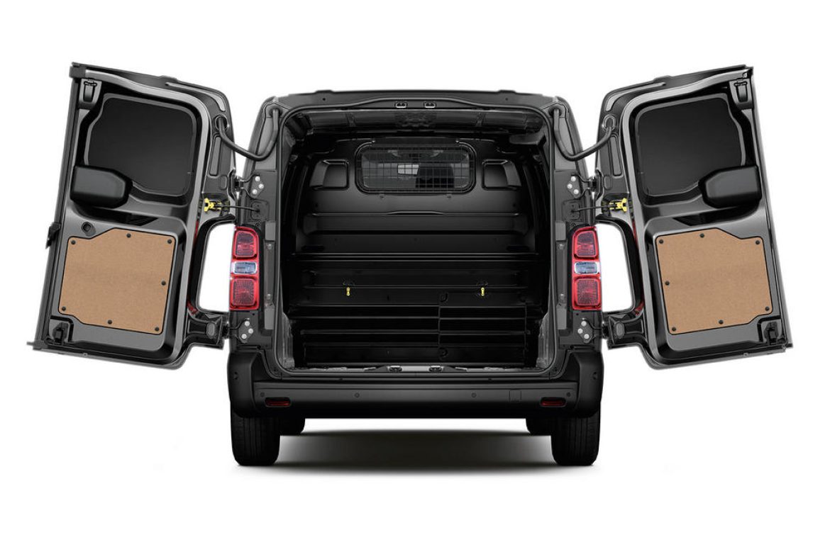 Toyota Proace,porte posteriori lamierate con apertura a 180 gradi -05