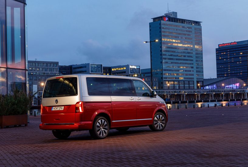 Volkswagen Bulli 6.1 tre quarti posteriore