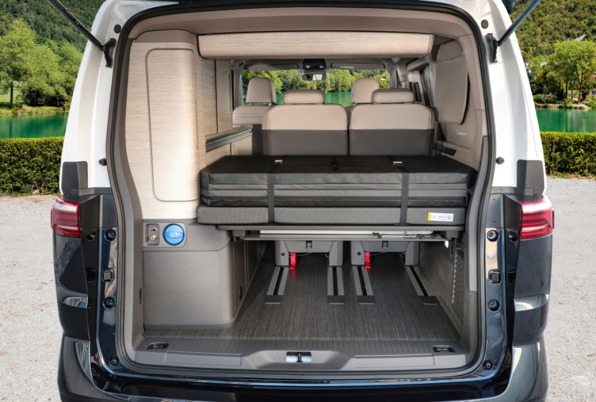 Volkswagen California T7 ocean 2024, bagagliaio posteriore aperto-23