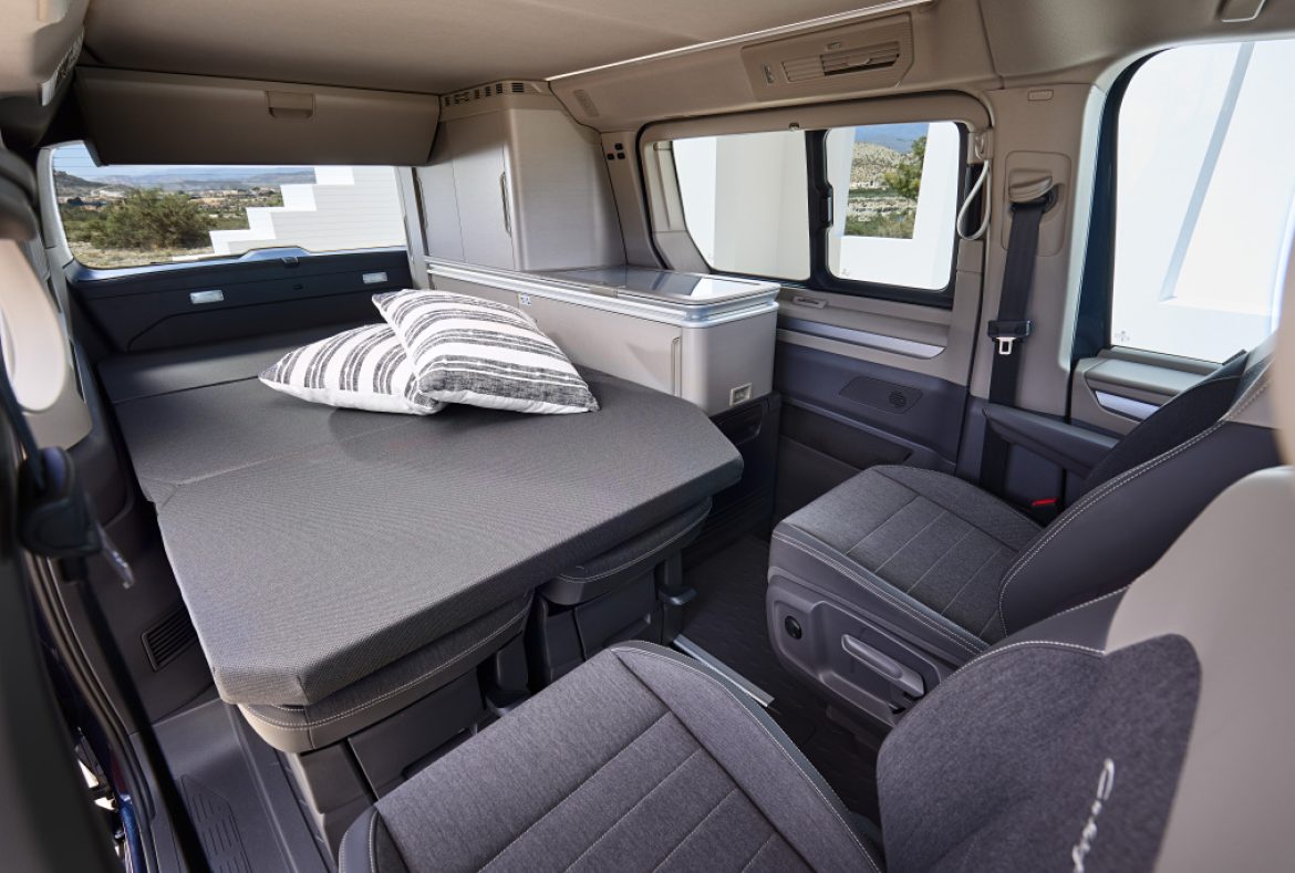 Volkswagen California T7 ocean 2024, interno sedili abbattuti-08