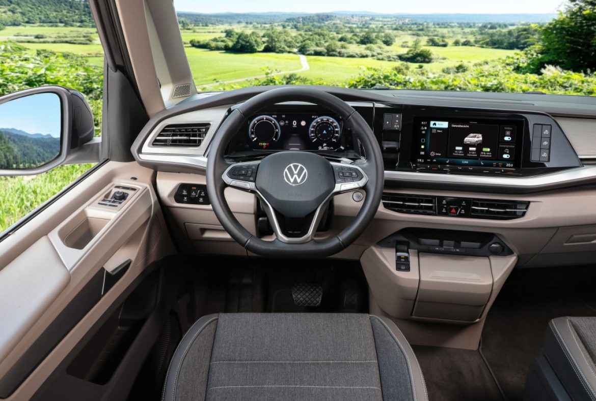 Volkswagen California T7 ocean 2024, postazione di guida e volante-26