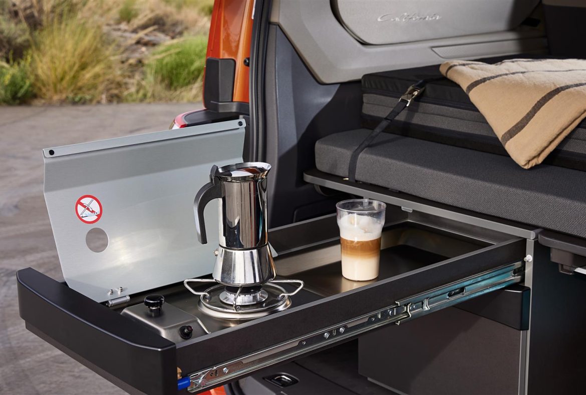 Volkswagen California T7 ocean 2024, tavolino a scomparsa-06