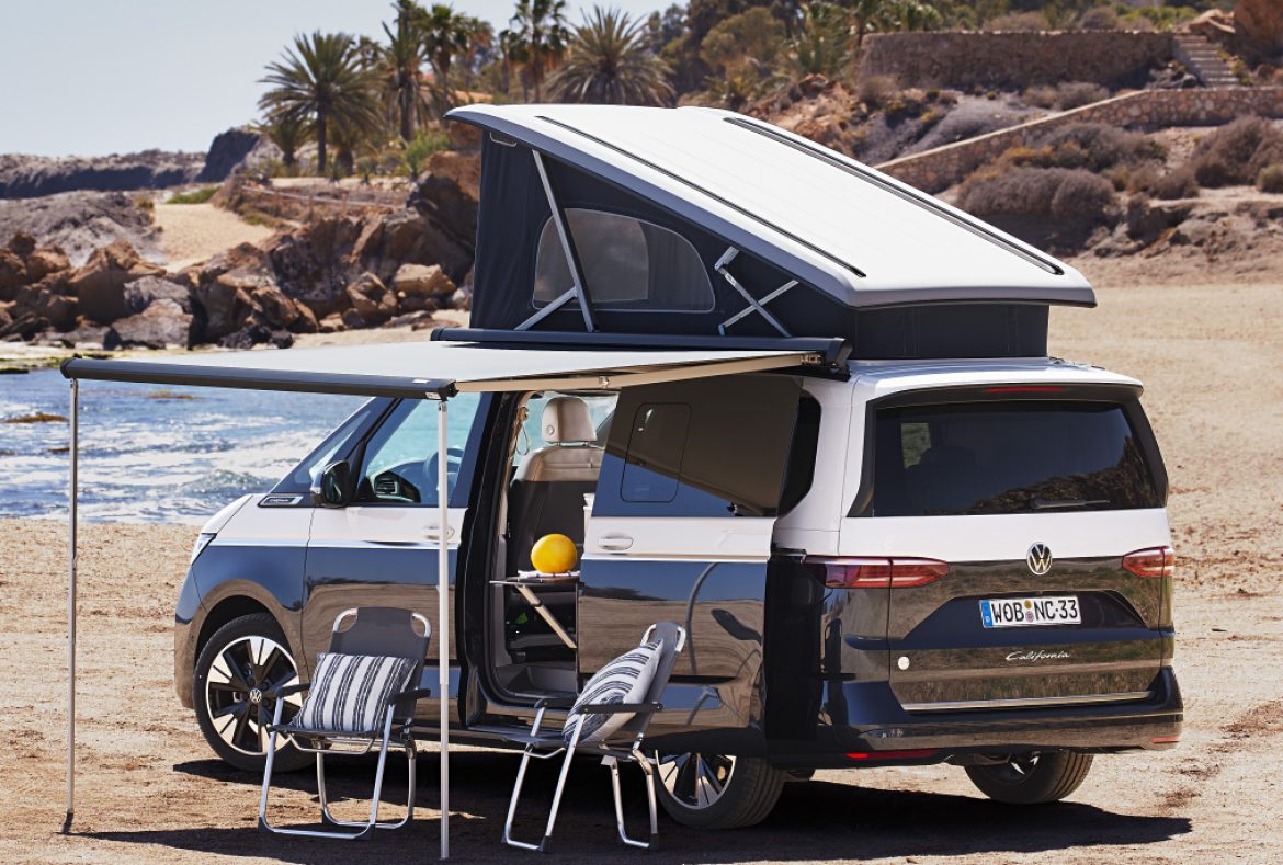 Volkswagen California T7 ocean 2024, tetto pop-to e veranda aperti-14