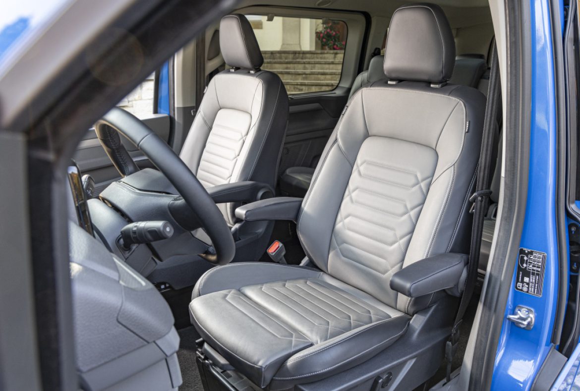 Volkswagen Caravelle T7 2025, seduta conducente-16