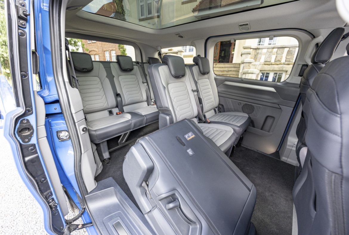 Volkswagen Caravelle T7 2025, sedute posteriori Easy Entry-08