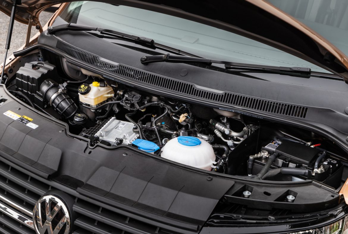 Volkswagen Transporter Kombi, cofano aperto motore- 09