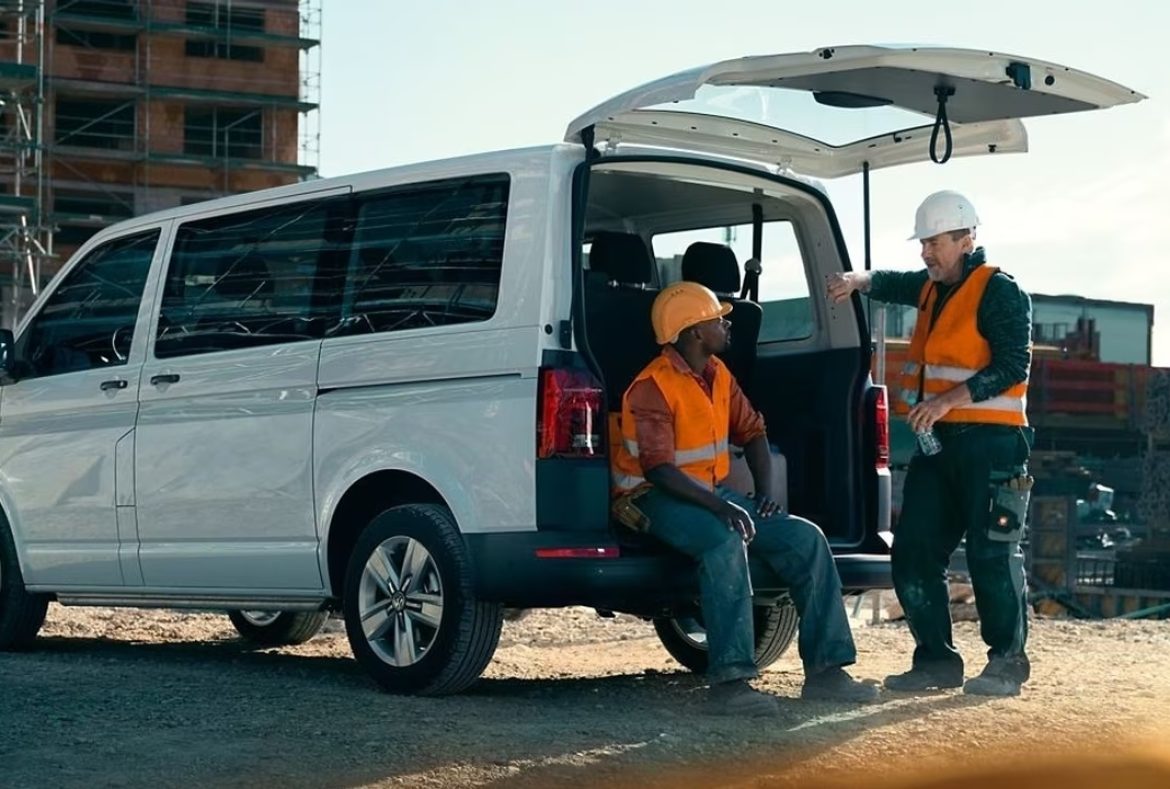 Volkswagen Transporter Kombi tre quarti posteriore portellone aperto- 16