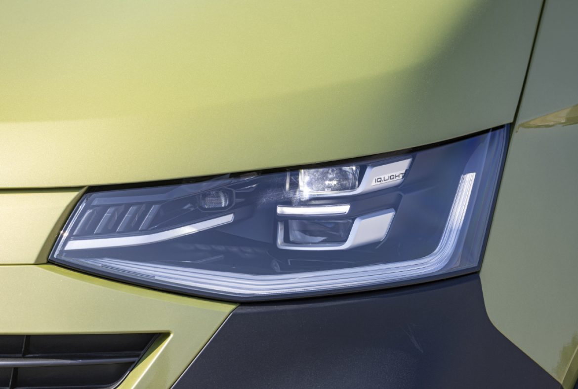Volkswagen Transporter T7 2024, dettaglio fanale anteriore-16