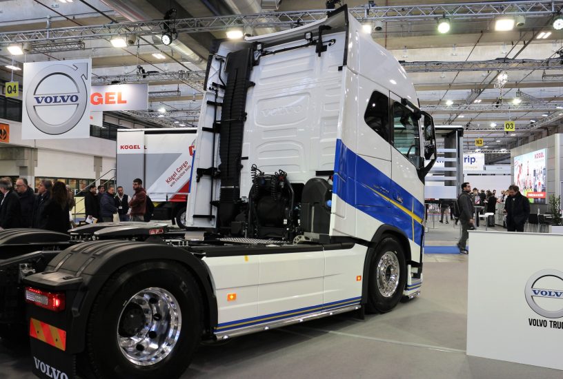 Volvo FH16 Transpotec 2019 tre quarti posteriore