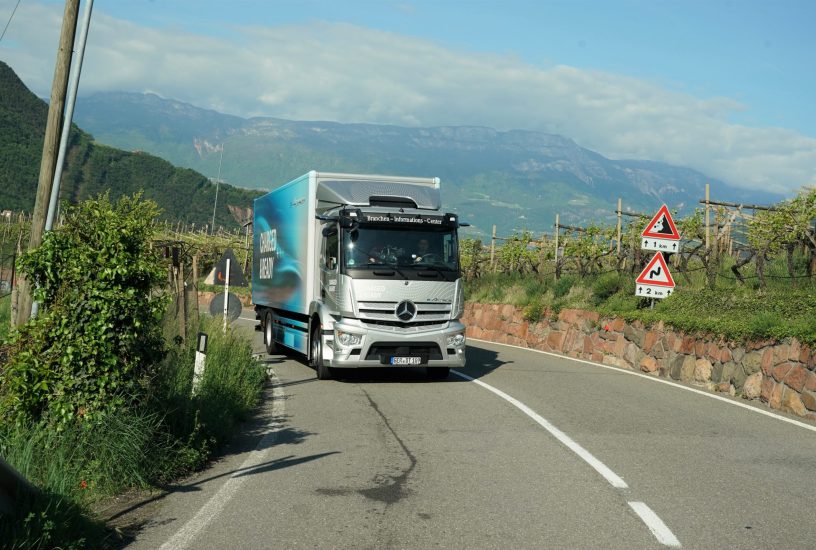 eActros- JOURN.e erfolgreich beendet: E-Lkw mit Stern kehren nach über 5.000 Kilometer ins Werk Wörth zurückeActros JOURN.e successfully completed: E-trucks bearing the three-pointed star return to the Wörth plant after more than 5,000 kilometers