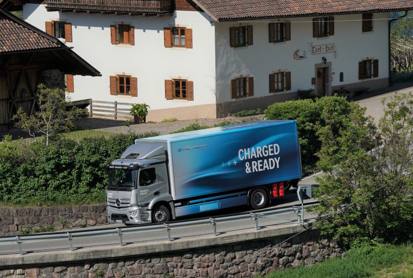 eActros- JOURN.e erfolgreich beendet: E-Lkw mit Stern kehren nach über 5.000 Kilometer ins Werk Wörth zurückeActros JOURN.e successfully completed: E-trucks bearing the three-pointed star return to the Wörth plant after more than 5,000 kilometers