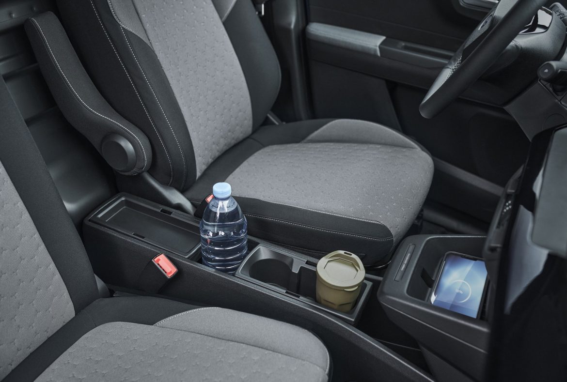 vani portaoggetti della nuova Ford E Transit Courier 2024