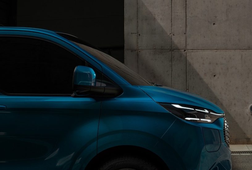 ford-transit_custom_bev-Ext_05_V710_Ext_HeadlightDetail_DSC1252_2160x1215.jpg.renditions.extra-large