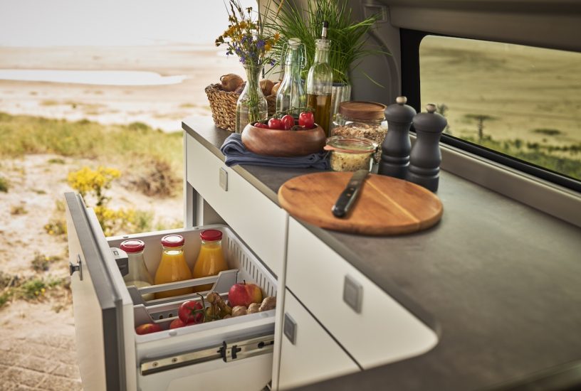 Long wheelbase Nugget Titanium - enhanced kitchen
