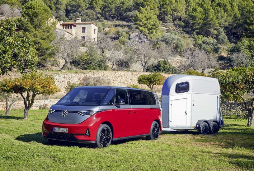 media-ID Buzz GTX_VN VW4_20240321_91_USO_3_4_Front_mit_Anhaenger1