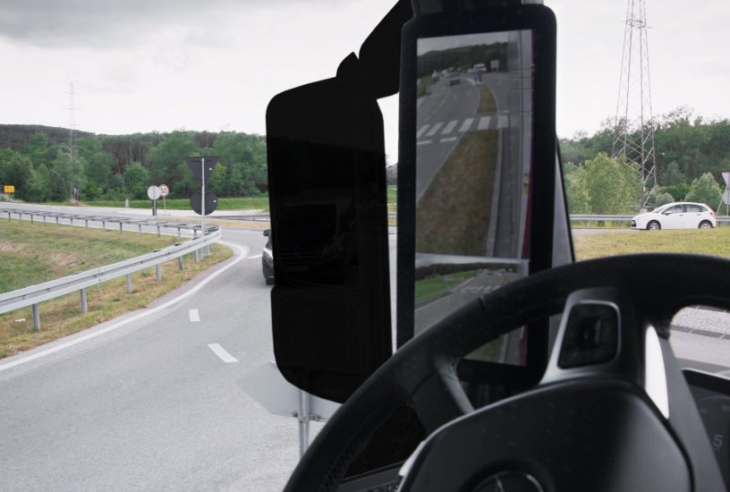 Kameras statt Rückspiegeln – geht das überhaupt? Was Sie schon immer über die MirrorCam wissen wollten.Cameras instead of rearview mirrors – is that at all possible? Everything you always wanted to know about the MirrorCam.