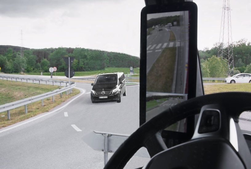 Kameras statt Rückspiegeln – geht das überhaupt? Was Sie schon immer über die MirrorCam wissen wollten.Cameras instead of rearview mirrors – is that at all possible? Everything you always wanted to know about the MirrorCam.