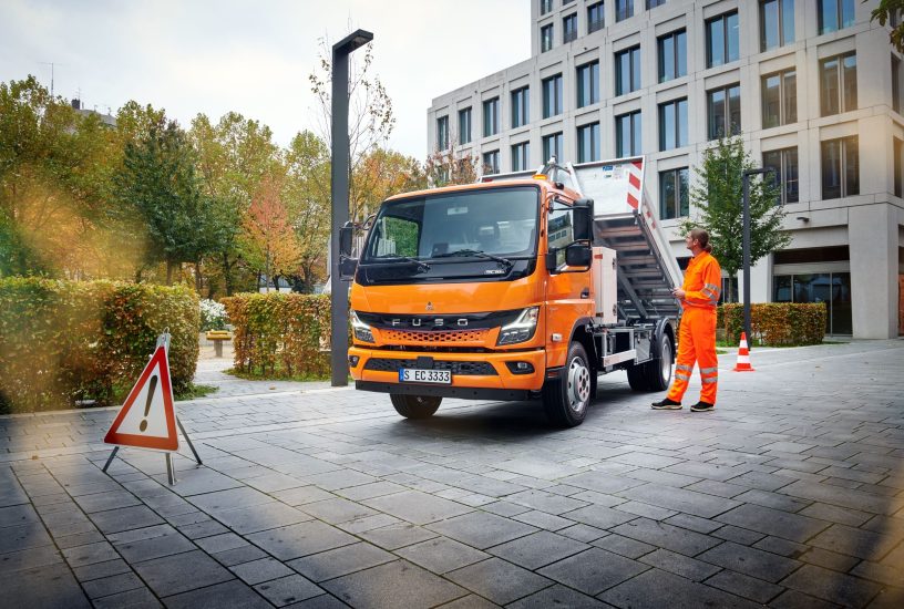 Robust, effizient und batterieelektrisch: Daimler Truck-Tochter FUSO präsentiert auf der bauma 2022 den Next Generation eCanter mit Abrollkipper für die BaubrancheRobust, efficient and battery-electric: Daimler Truck subsidiary FUSO presents the Next G